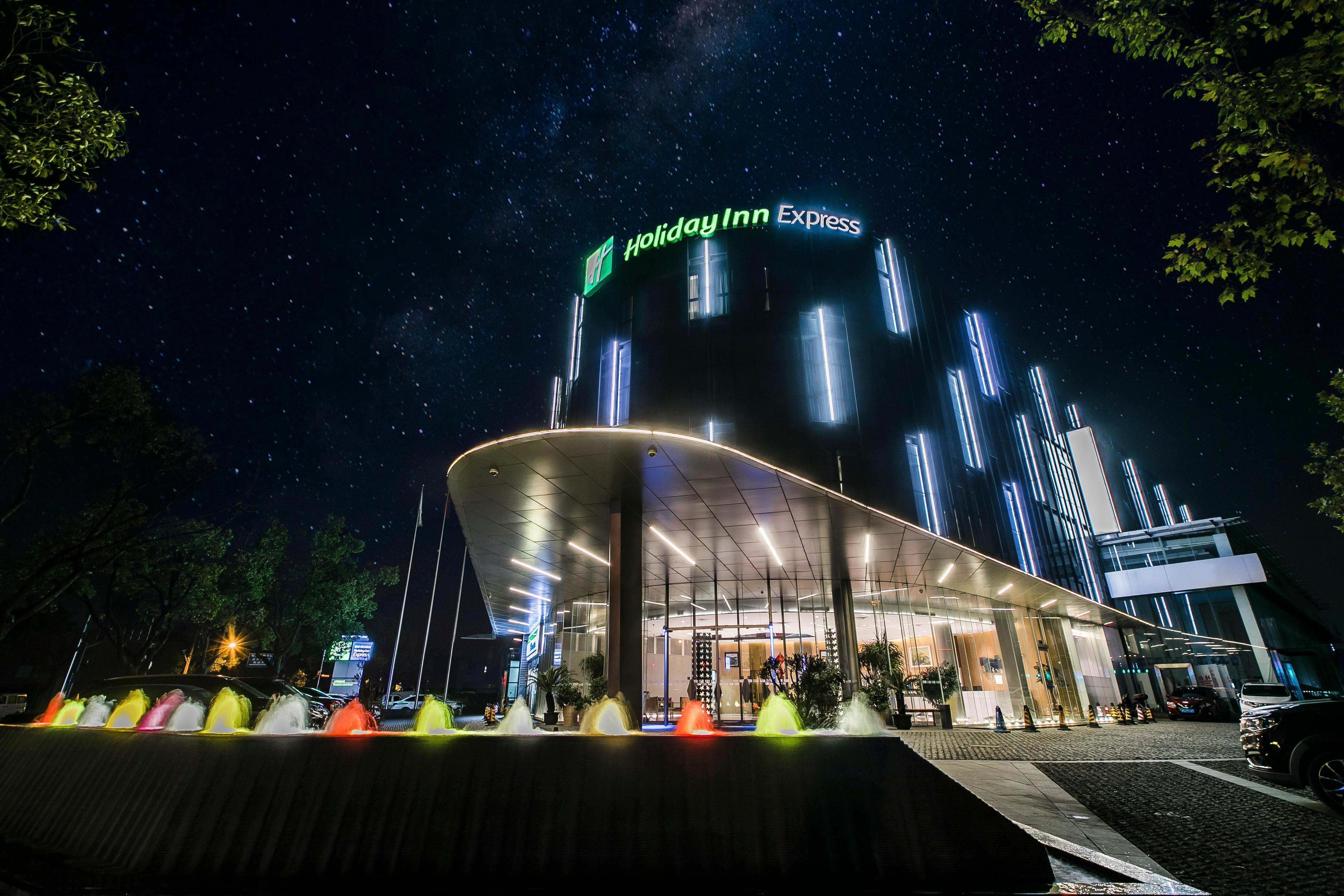 Holiday Inn Express Shanghai Songjiang Fangta By Ihg Exterior foto