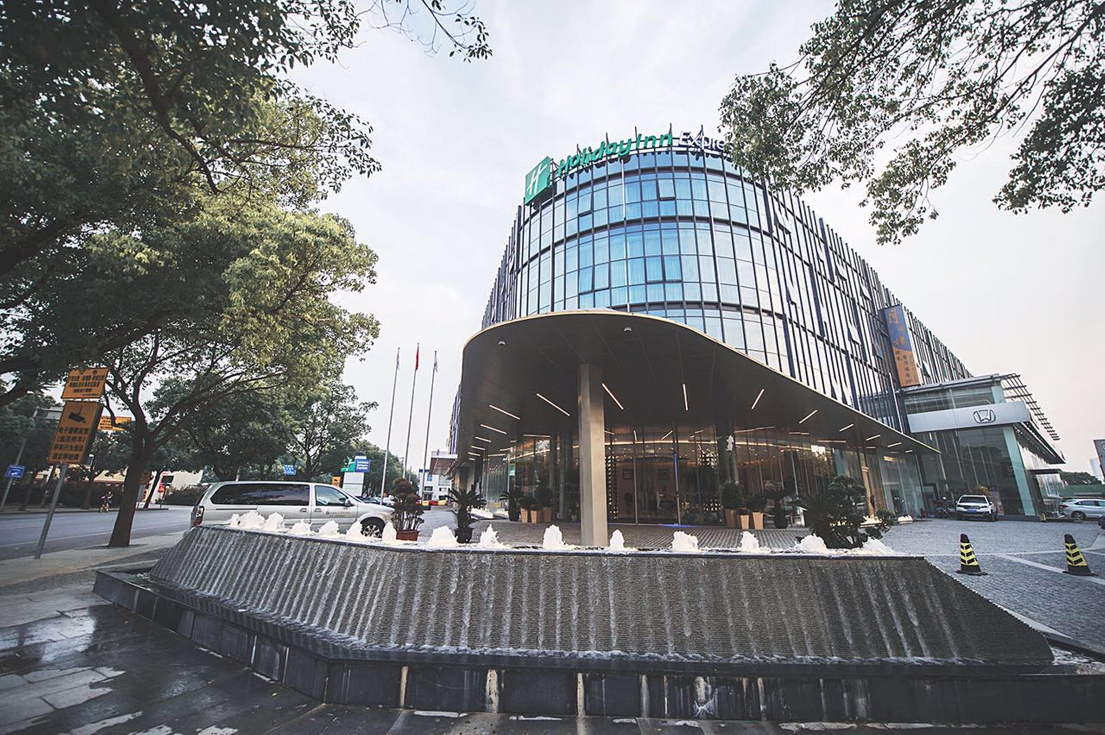 Holiday Inn Express Shanghai Songjiang Fangta By Ihg Exterior foto